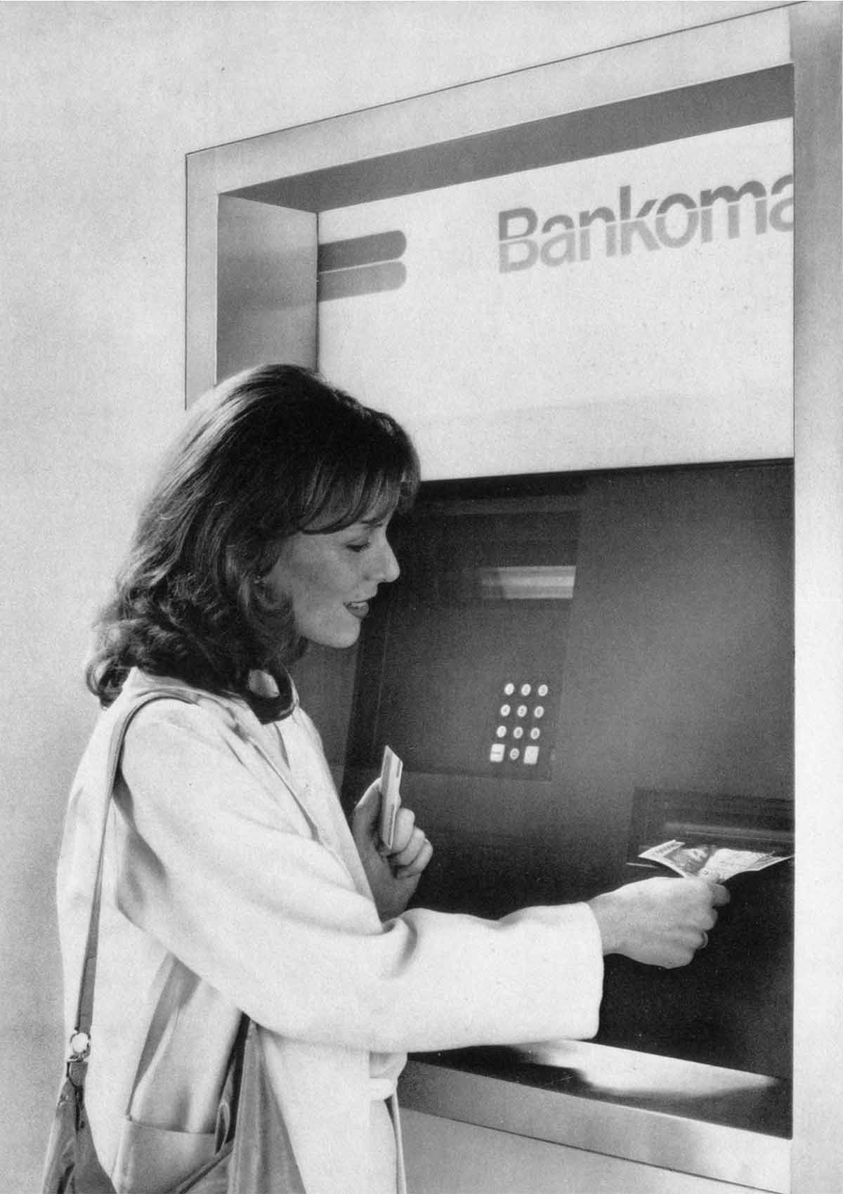 Bankomat im Probebetrieb, Werbebild des Creditanstalt-Bankvereins, 1980: Bankomat im Probebetrieb, Werbebild des Creditanstalt-Bankvereins, 1980