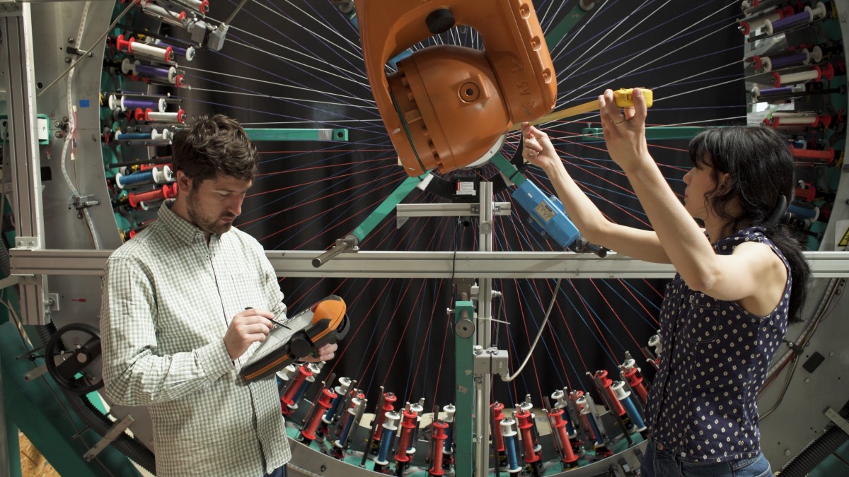Mithilfe von Robotern und Maschinen werden nahtlose Textilien hergestellt, die Eigenschaften von gewebten und gestrickten Materialien vereinen 