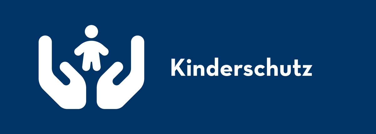 Logo für Kinderschutzrichtlinie: Ein stilisiertes Bild eines Kindes, das von zwei schützenden Händen umgeben ist.: 